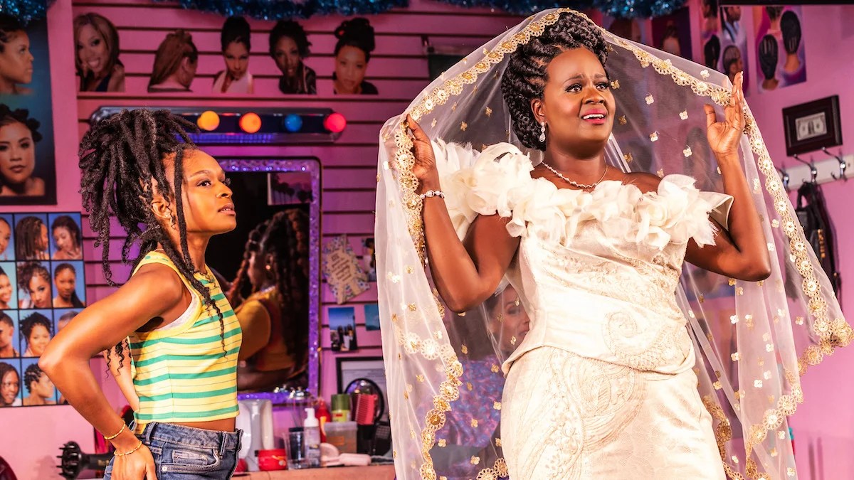 Revue de Broadway « Jaja's African Hair Braiding » : les pièces de théâtre du salon de beauté deviennent enfin d'actualité