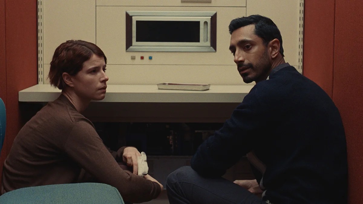Revue de « Fingernails » : Jessie Buckley et Riz Ahmed ne parviennent pas à élever la prémisse poussiéreuse de « Twilight Zone »