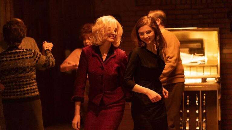 Thomasin McKenzie et Anne Hathaway sont pris dans une mauvaise romance dans la bande-annonce de « Eileen » (vidéo)
