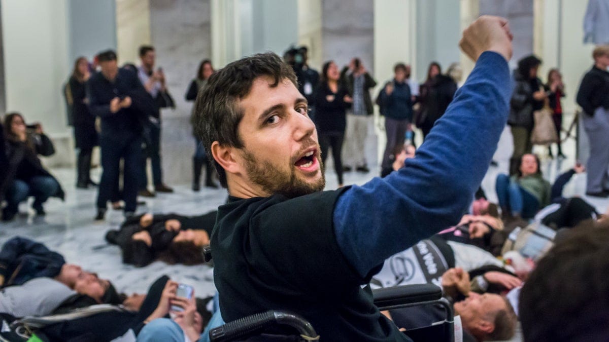Ady Barkan, défenseur influent de la SLA, présenté dans le documentaire de 2021 « Not Going Quietly », décède à 39 ans