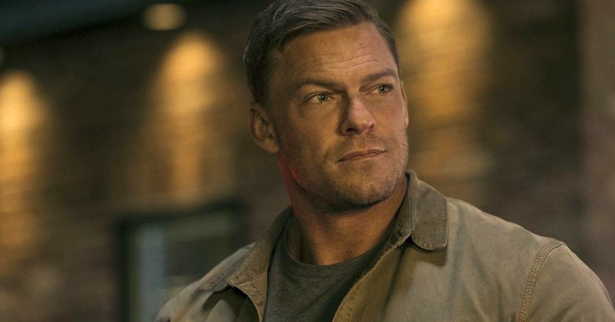 Alan Ritchson propose un guide de visionnage controversé pour la série