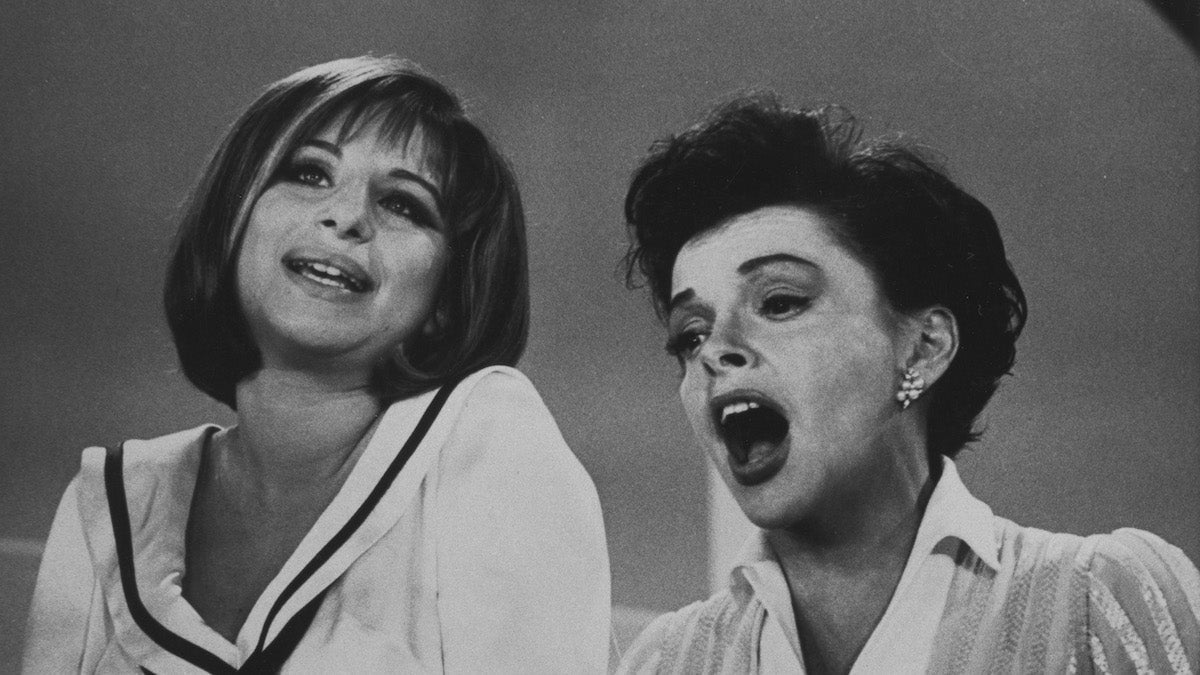 Barbra Streisand dit que Judy Garland l'a prévenue "Ne les laissez pas vous faire ce qu'ils m'ont fait"