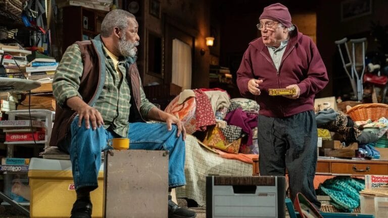 « J&rsquo;ai besoin de ça » Critique de Broadway : Beaucoup de déchets enterrent Danny DeVito