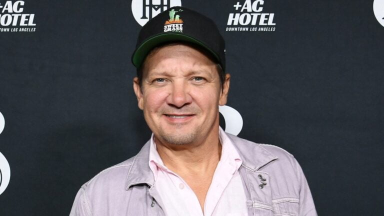 Jeremy Renner fait le point sur son état de santé après un accident de chasse-neige : « J’ai exploré tous les types de thérapie »