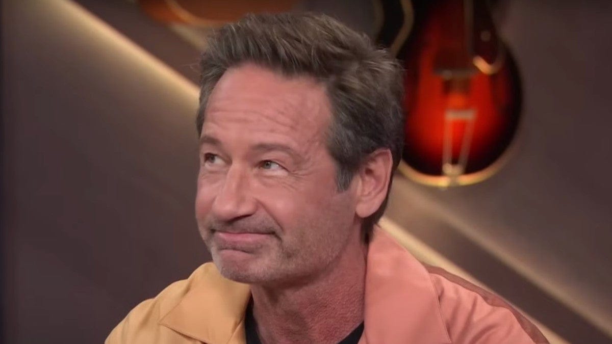 Kelly Clarkson doit rappeler à David Duchovny qu'il a joué dans l'une de ses comédies romantiques préférées (vidéo)