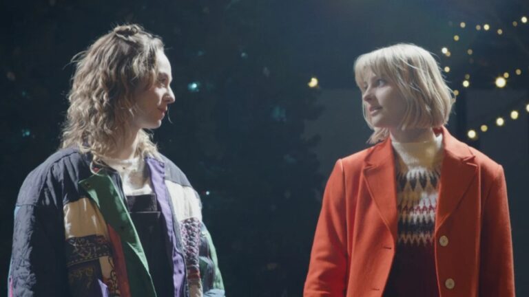 Le scénariste et le réalisateur de « It&rsquo;s a Wonderful Knife » parlent de la réalisation d&rsquo;un slasher « plutôt queer » et de leurs inspirations en matière d&rsquo;horreur