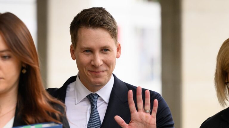 L’écrivain de « Milk », Dustin Lance Black, innocenté d’avoir agressé l’animateur d’une émission de la BBC
