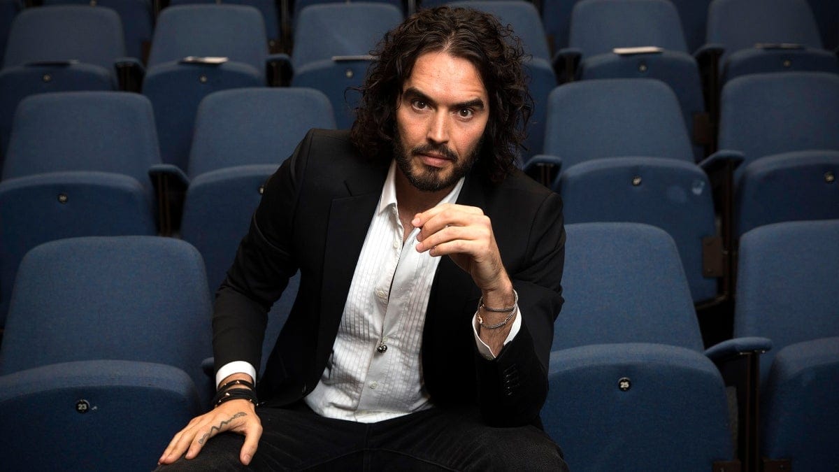 Russell Brand accusé d'agression sexuelle sur le tournage d'"Arthur" dans le cadre d'un nouveau procès