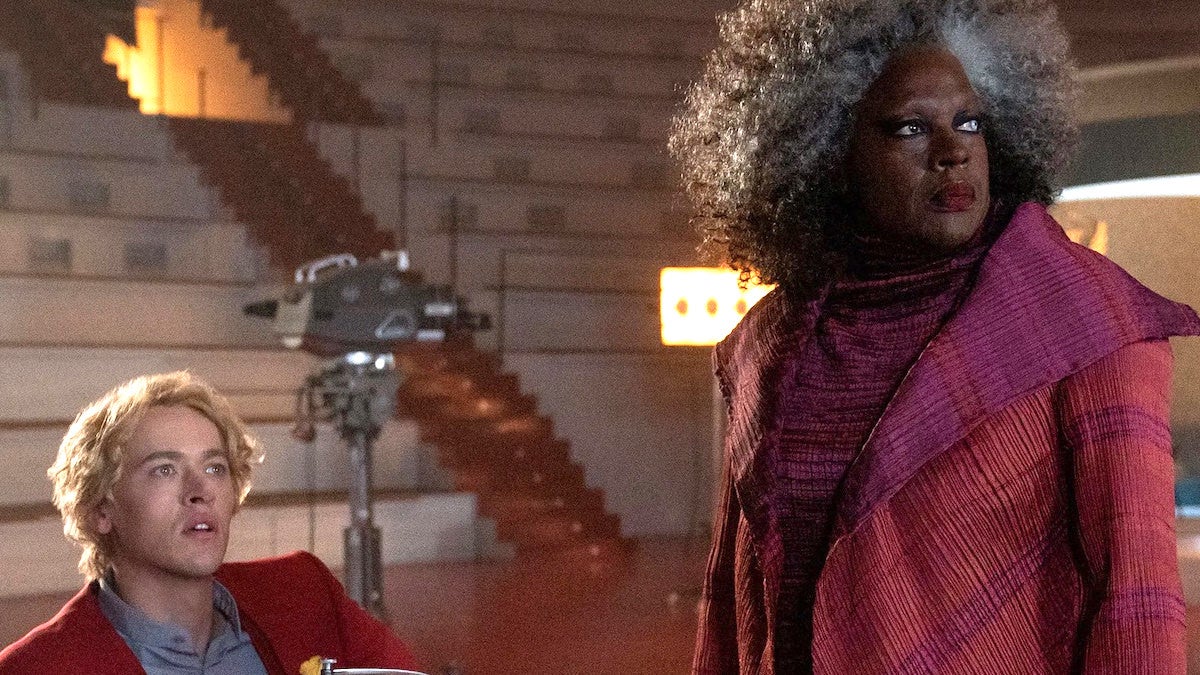 Tom Blyth dit qu'il s'est lié à Viola Davis dans "Hunger Games".