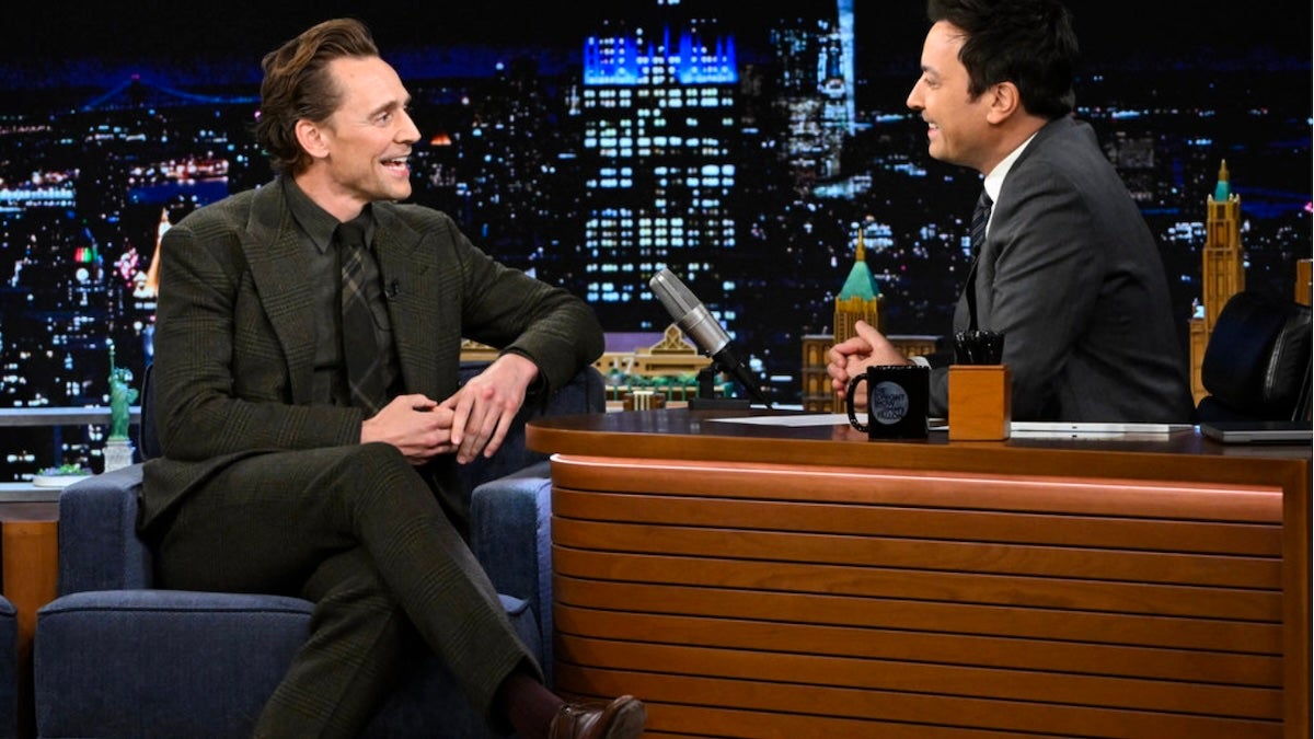 Tom Hiddleston déclare que le final de la saison 2 de "Loki" est la "conclusion" de ses 14 ans de carrière chez Marvel (vidéo)