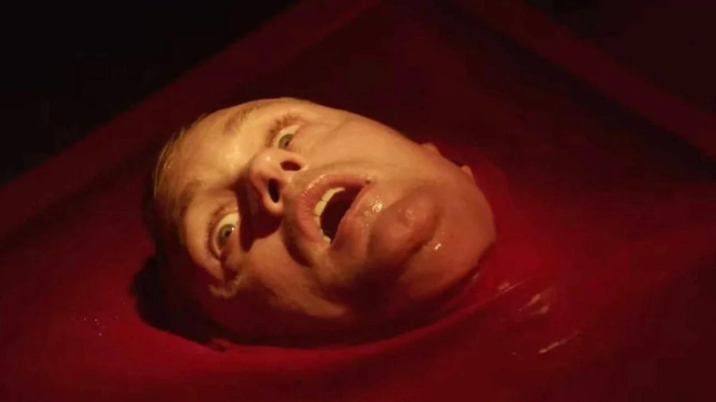 Alexande Skarsgård dans Infinity Pool
