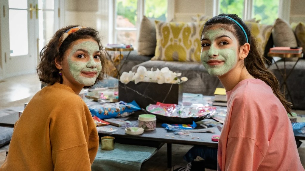 Tu n'es donc pas invitée à ma Bat Mitzvah. (De gauche à droite) Samantha Lorraine dans le rôle de Lydia Rodriguez Katz et Sunny Sandler dans le rôle de Stacy Friedman dans You Are So Not Invited To My Bat Mitzvah. Cr. Scott Yamano/Netflix © 2023.