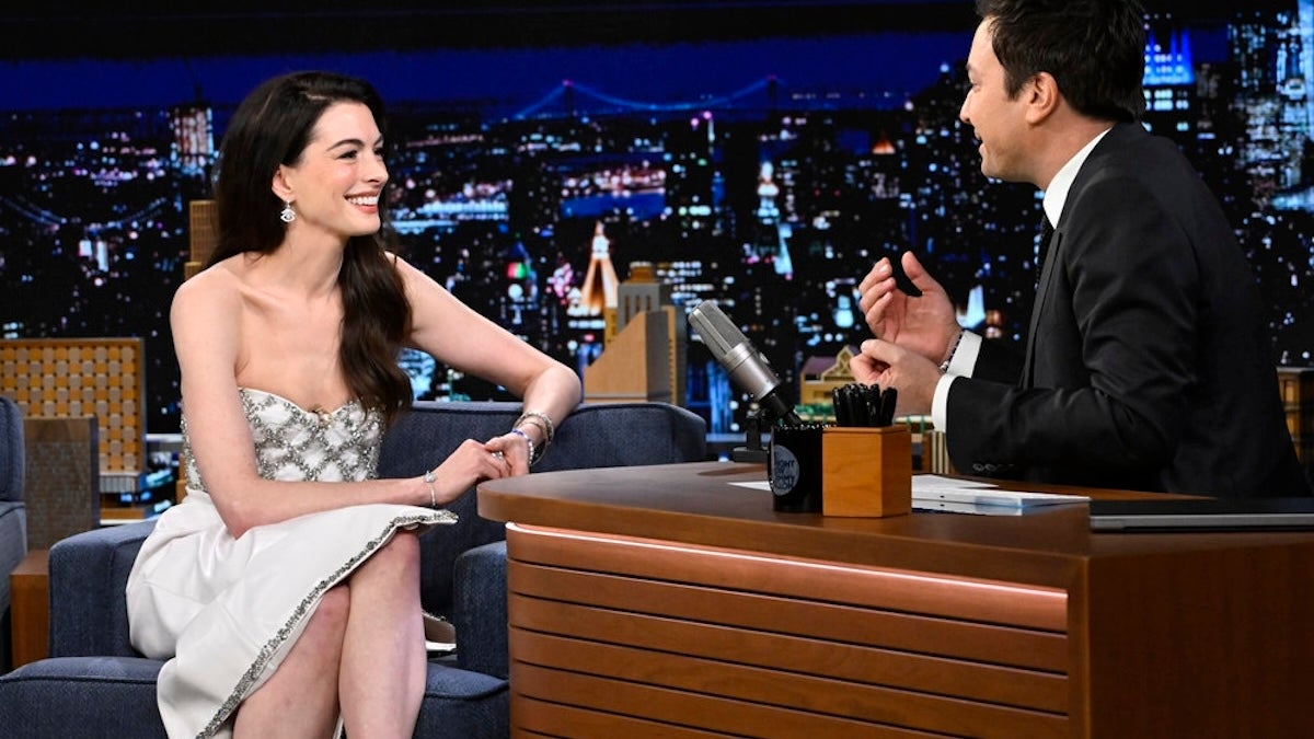 Anne Hathaway fait hurler le public du "Tonight Show" avec son cri primal | Vidéo