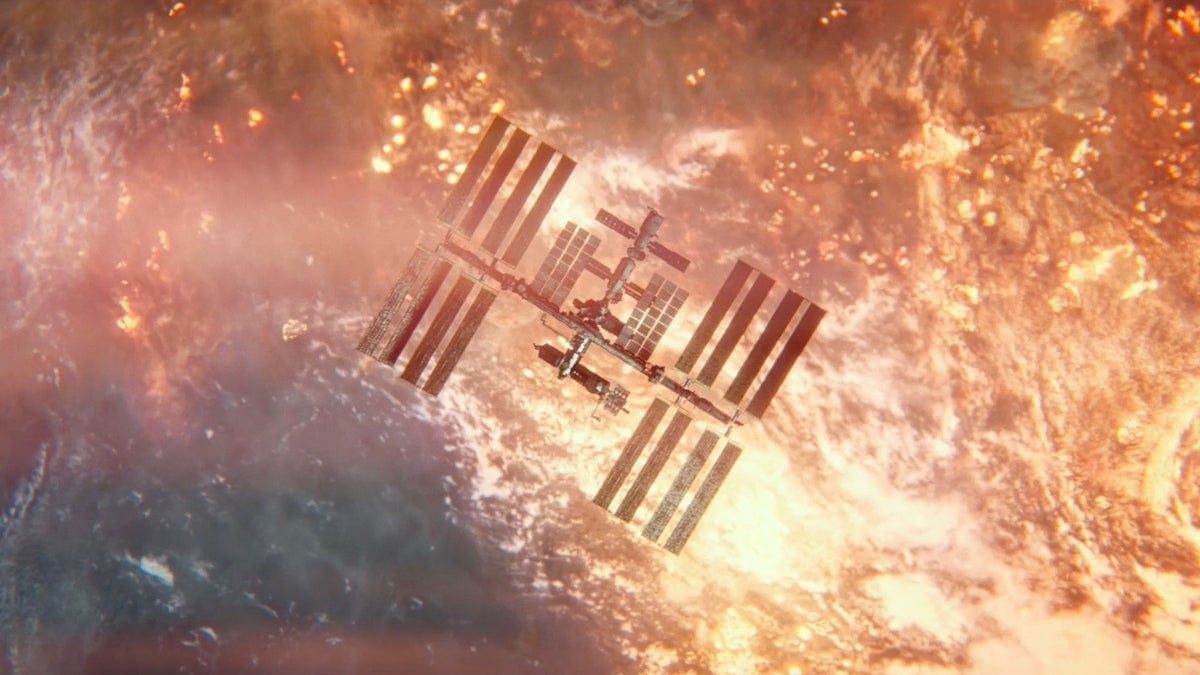 Ariana DeBose observe la Troisième Guerre mondiale depuis le ciel dans la bande-annonce du thriller spatial 'I.S.S.' | Vidéo