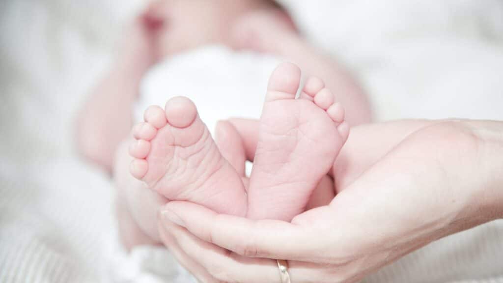 Bébés de stars : Ils sont nés en 2023, baby boom chez les people