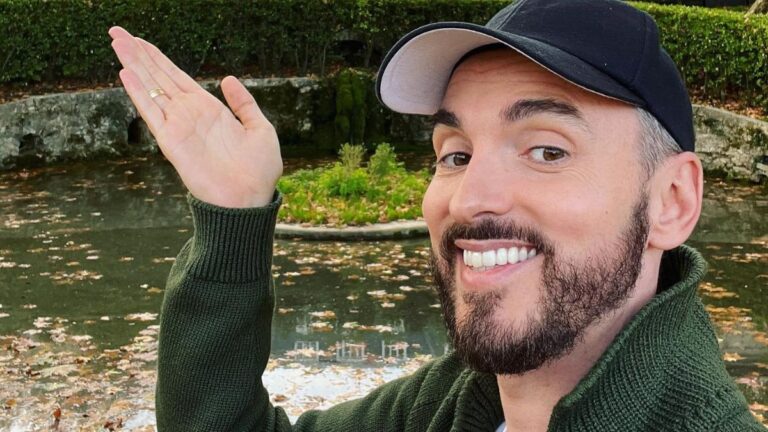Christophe Willem : « On me traitait de sale pédé », le chanteur se livre sans tabou sur sa vie…