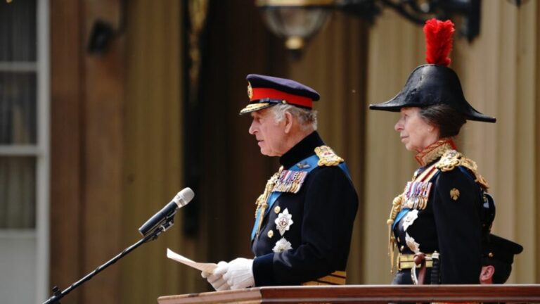 Complicité entre la princesse Anne et son frère, le roi Charles III : Le surnom inattendu du…