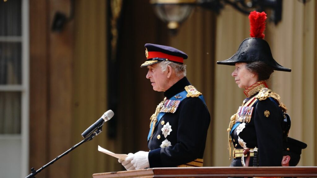 Complicité entre la princesse Anne et son frère, le roi Charles III : Le surnom inattendu du souverain