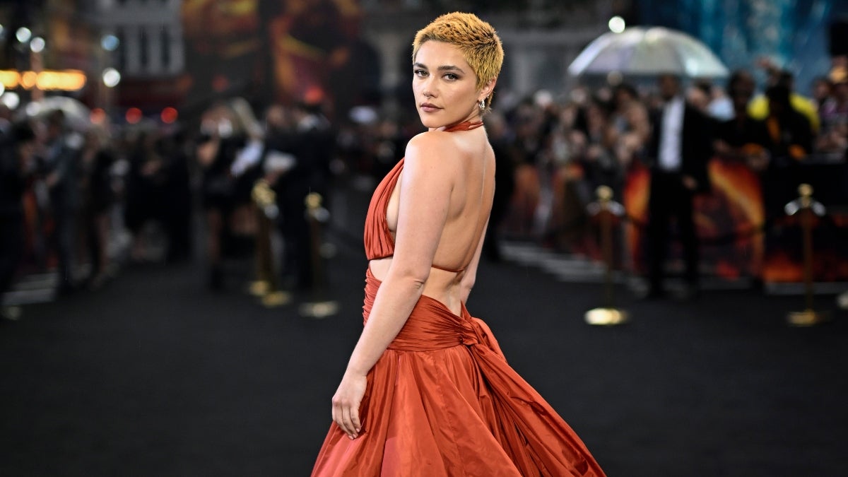 Florence Pugh touchée au visage par un objet lancé depuis la foule lors de la convention de fans CCXP au Brésil.