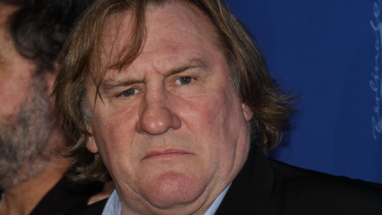 Gérard Depardieu : deux stars se retirent de la tribune destinée à le soutenir au dernier moment