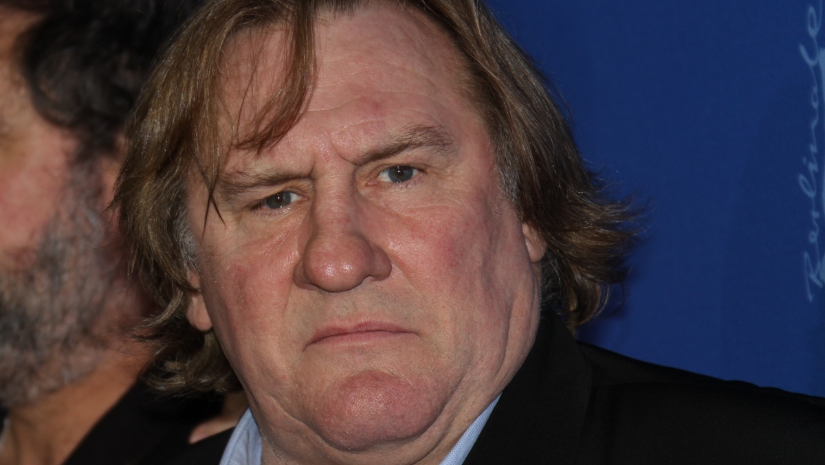 Gérard Depardieu : deux stars se retirent de la tribune destinée à le soutenir au dernier moment