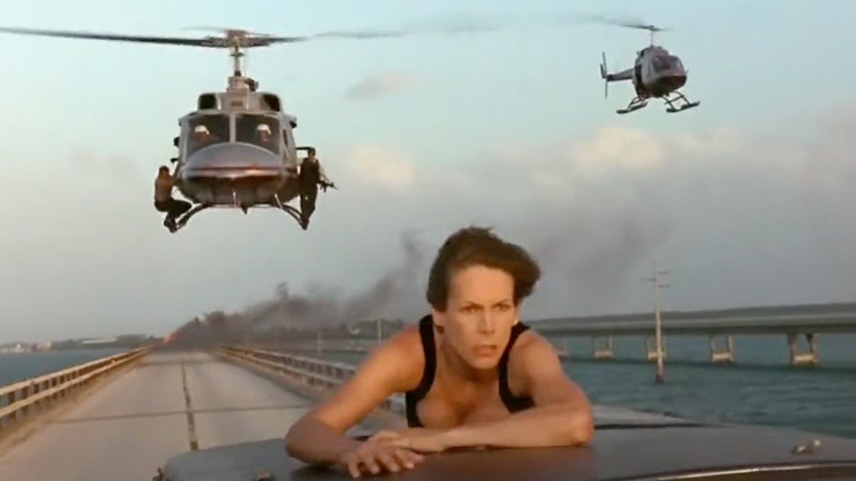 Jamie Lee Curtis détaille la cascade terrifiante de "True Lies" dans un extrait de son nouveau documentaire | Exclusif