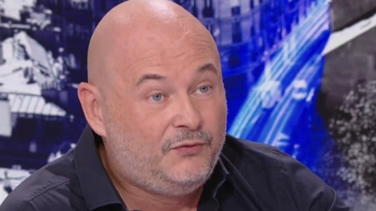 « Je suis en morceau, je suis dévasté » : Sébastien Cauet, accusé de viols, brise le silence en...