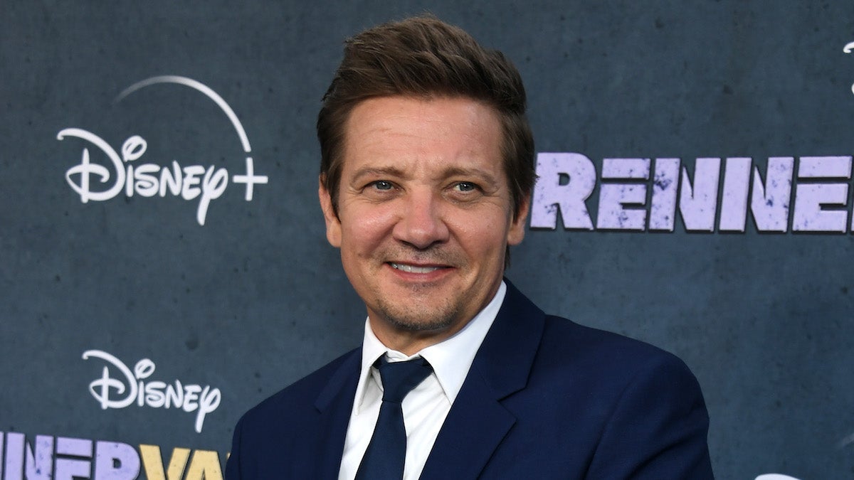Jeremy Renner visite l'hôpital de Reno un an après son accident de chasse-neige : "Je suis endetté à jamais".