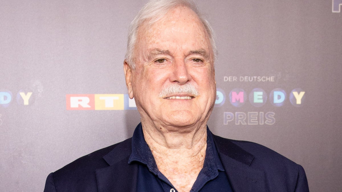 John Cleese se dispute avec des fans "idiots" en colère contre sa blague sur Trump et Hitler : "Ne me suivez plus".