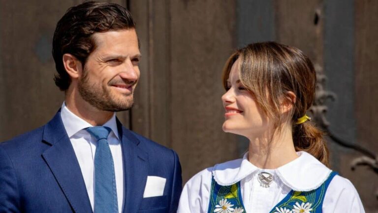 La magie de Noël à la suédoise : La princesse Sofia et le prince Carl Philip apparaissent dans des…
