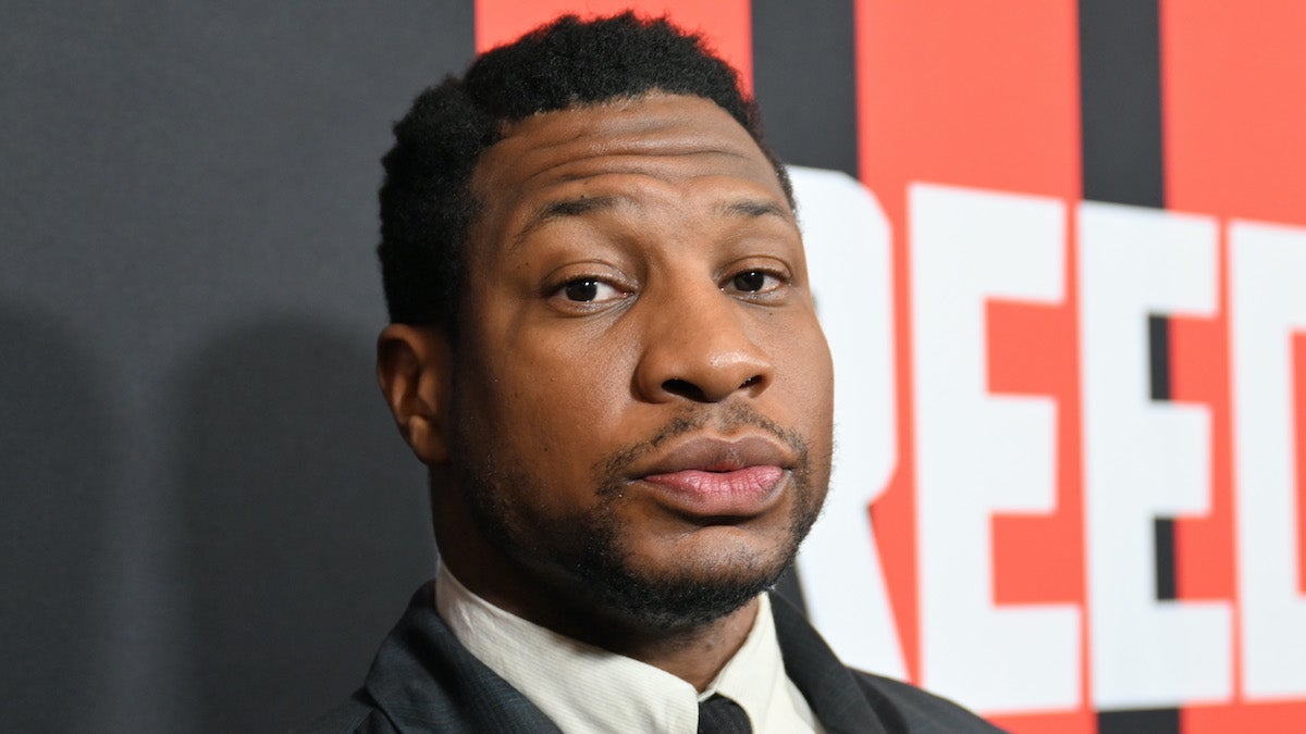 L'appel au 911 de Jonathan Majors, les images de la caméra corporelle et les photos ont été levées dans l'affaire des violences domestiques