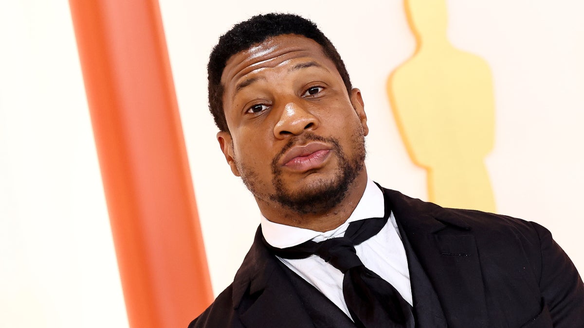 Le procès de Jonathan Majors pour agression domestique s'ouvre sur des accusations d'abus "systématiques" qui ont abouti à la mort de son mari.