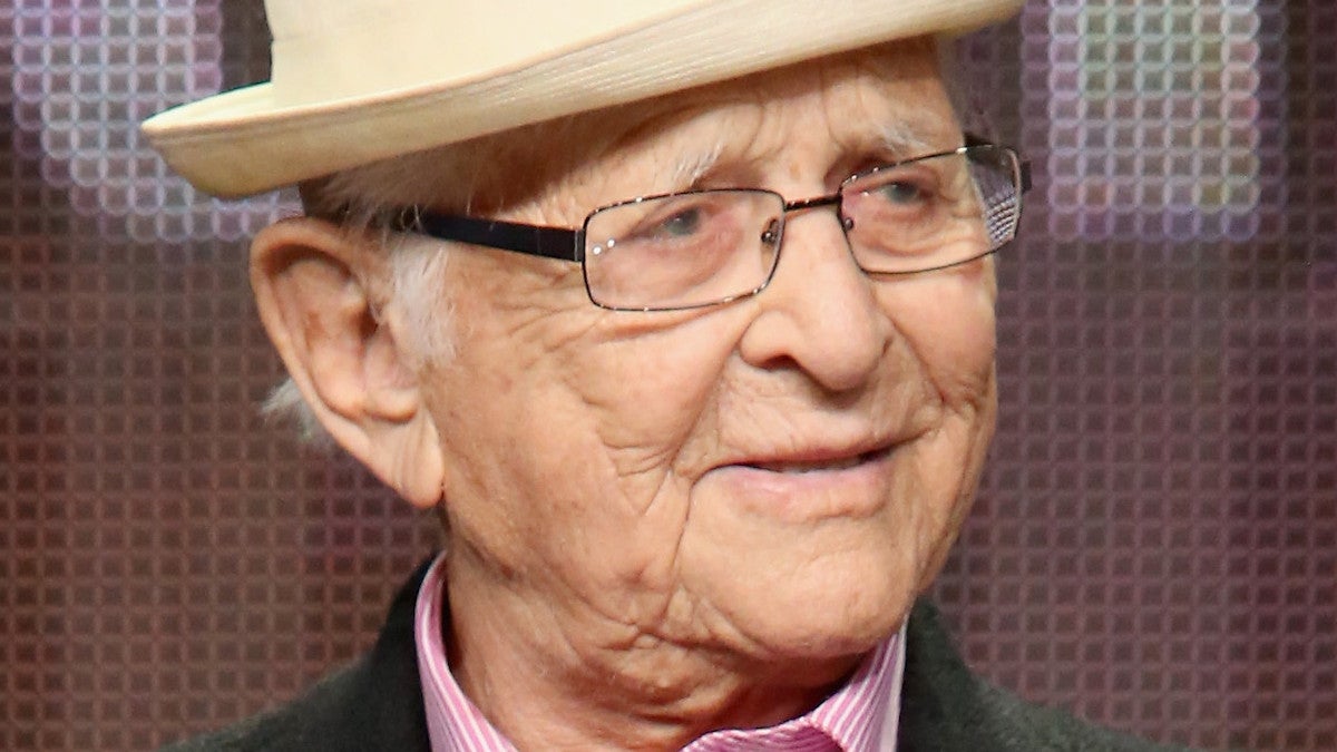 Le producteur de "Boy Meets World" raconte l'histoire émouvante de la générosité de Norman Lear : "Il m'a donné un pourboire".