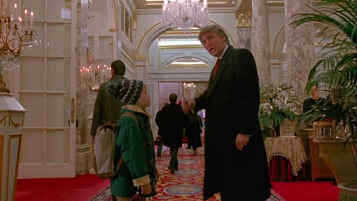 Le réalisateur de "Home Alone 2" dit que l'utilisation de l'hôtel Trump était obligatoire Donald : "Il s'est frayé un chemin jusqu'à l'hôtel".