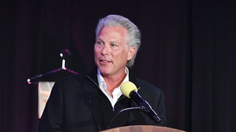 L’éditeur de Sports Illustrated, Arena Group, licencie son PDG Ross Levinsohn après des erreurs en matière d’IA