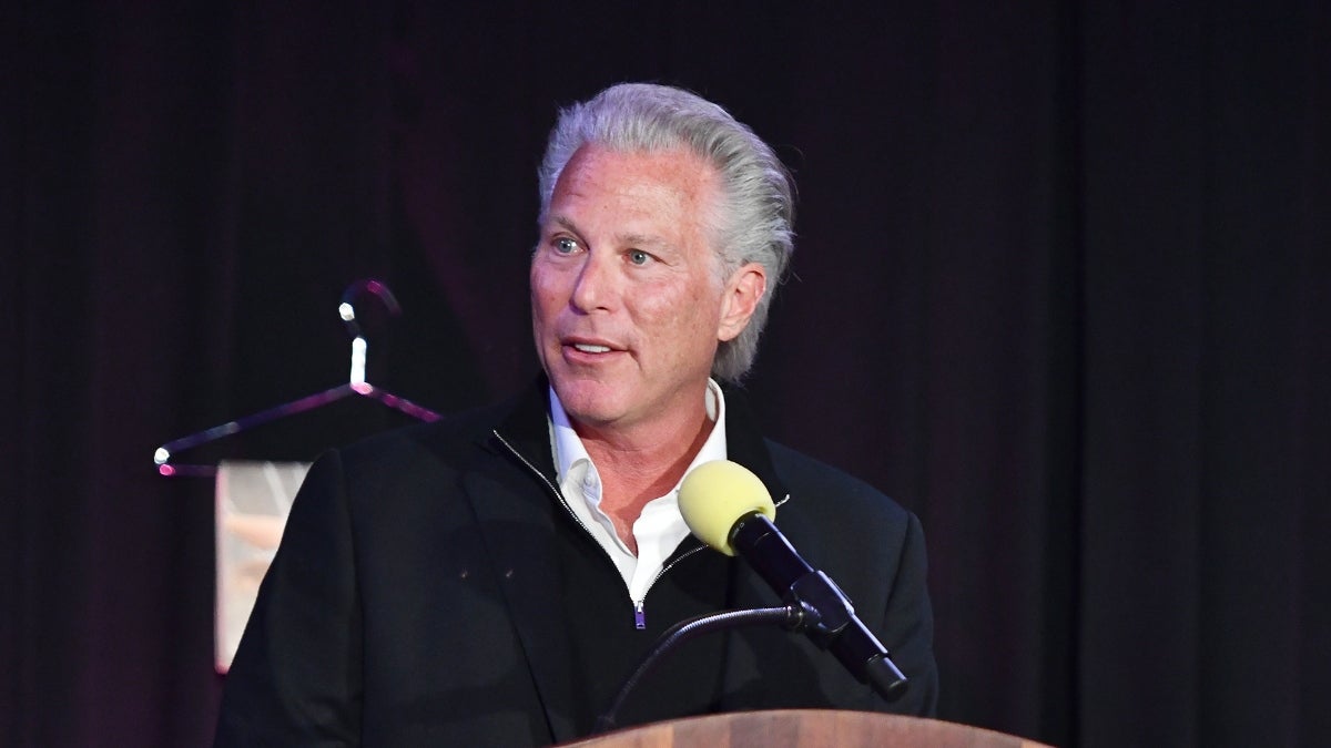 L'éditeur de Sports Illustrated, Arena Group, licencie son PDG Ross Levinsohn après des erreurs en matière d'IA
