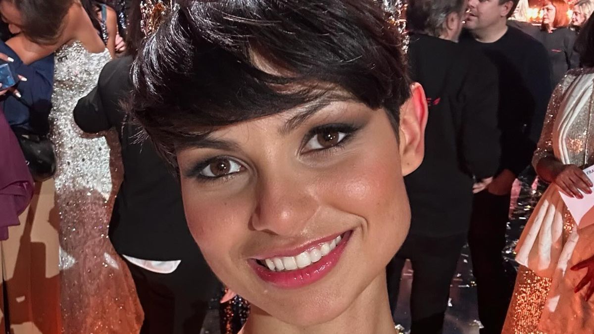 Miss France 2024 : qui est Eve Gilles, Miss Nord-Pas-de-Calais, la première gagnante aux cheveux...