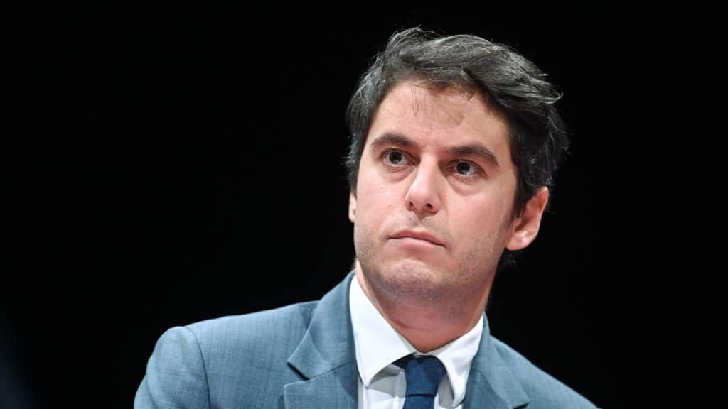 Pour ou contre l’uniforme scolaire ? Gabriel Attal revient sur ce look improbable dans sa jeunesse