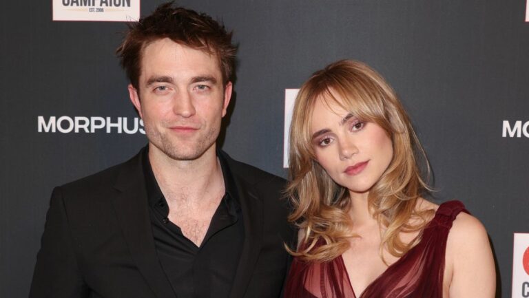 Robert Pattinson en couple avec Suki Waterhouse depuis 5 ans : la jeune femme est enceinte, les deux…