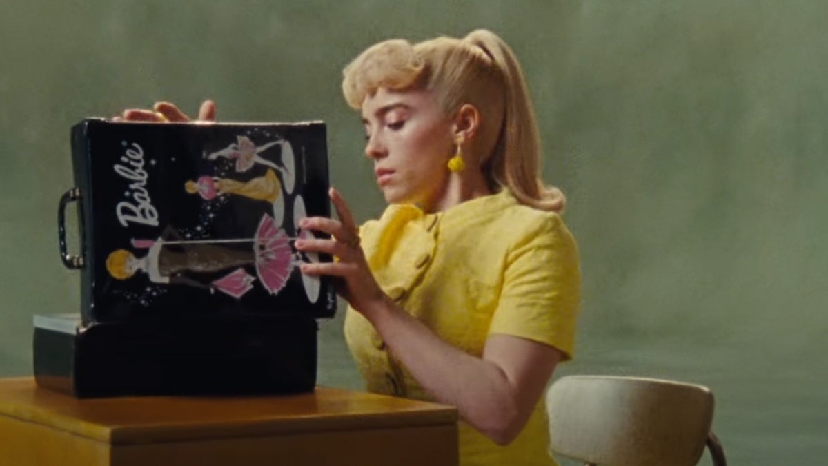 SNL' : Billie Eilish recrée la scène émouvante de "What Was I Made For ? de "Barbie" avec l'enfance