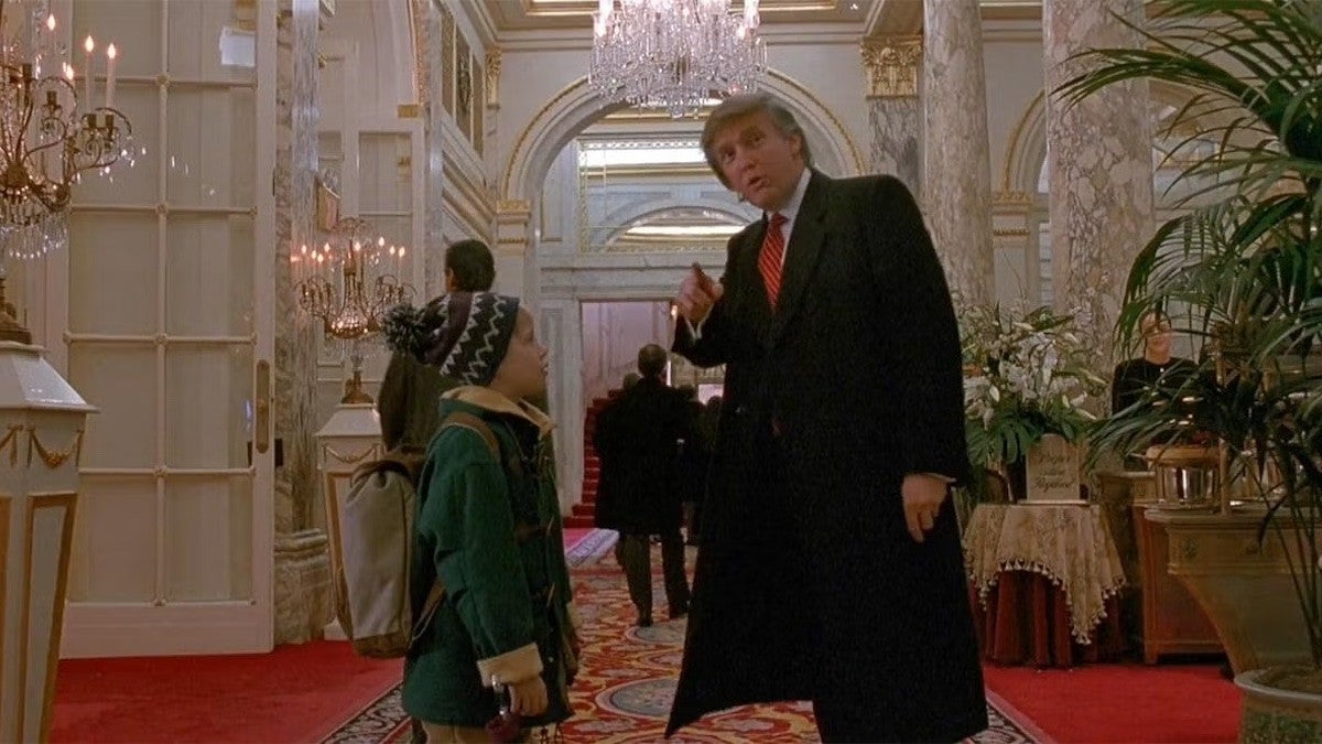 Trump nie avoir été intimidé pour obtenir un rôle dans "Home Alone 2" et affirme que Chris Columbus l'a "supplié" : "Je ne l'ai pas fait".