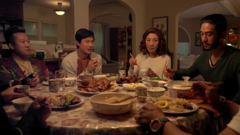 Critique de « The Brothers Sun »: Michelle Yeoh ancre le style stylisé de Netflix
