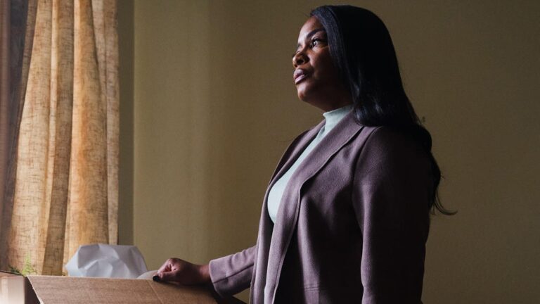Aunjanue Ellis-Taylor « traite encore » l&rsquo;expérience profonde et douloureuse du tournage de « Origin ».