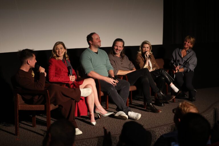 Emerald Fennell et son groupe « Saltburn » parlent de la scène de la tombe « dévastatrice et hilarante » et de la nudité