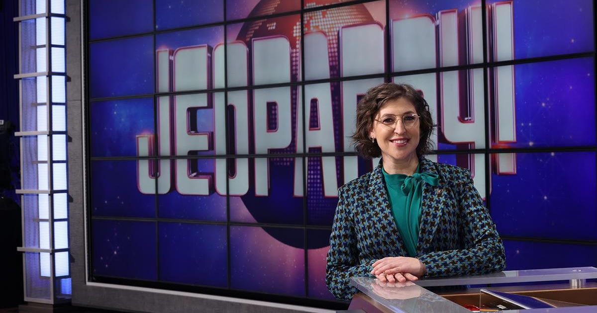 L'ancien animateur de Jeopardy, Mayim Bialik, célèbre la victoire aux Emmy Awards malgré