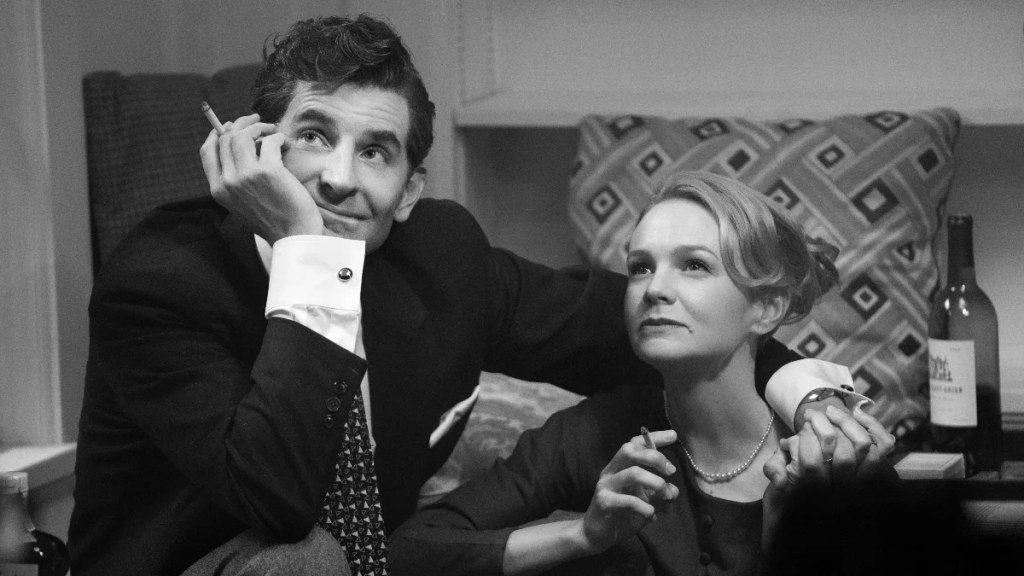 radley Cooper dans le rôle de Leonard Bernstein (réalisateur/scénariste/producteur) et Carey Mulligan dans le rôle de Felicia Montealegre dans Maestro.