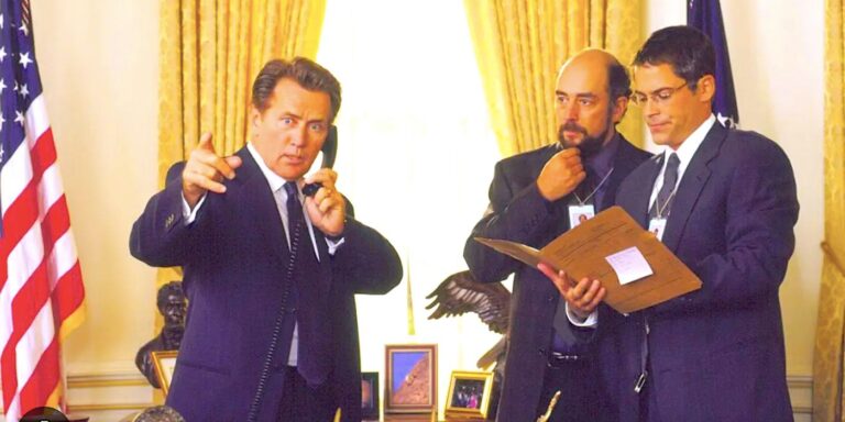 The West Wing Star annonce son annonce à venir dans un nouveau message : « Restez à l&rsquo;écoute…