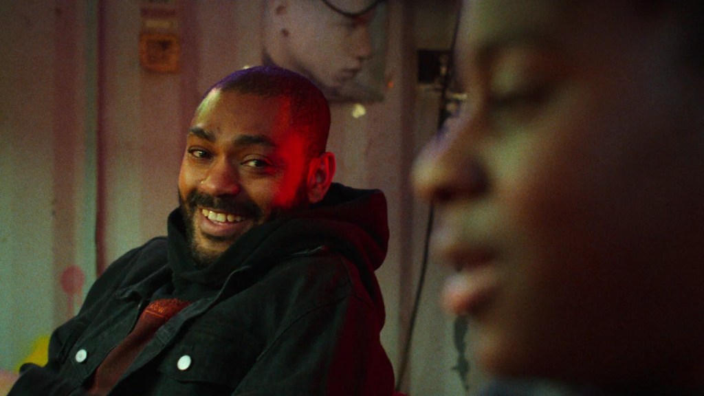 Kane Robinson sourit dans la série de Netflix "La Cuisine"