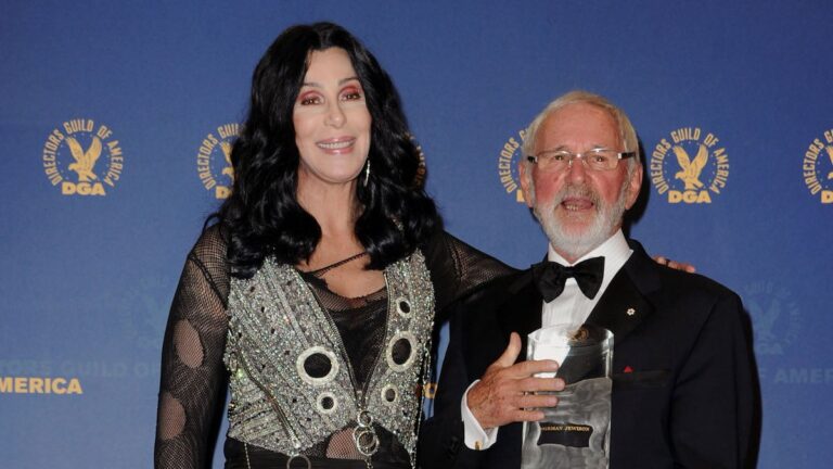 Cher se souvient de Norman Jewison, le réalisateur de « Moonstruck » : « Adieu, mon cher Prince ».