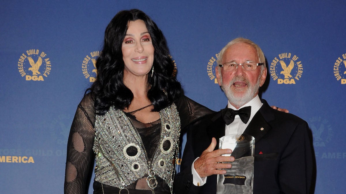 Cher se souvient de Norman Jewison, le réalisateur de "Moonstruck" : "Adieu, mon cher Prince".